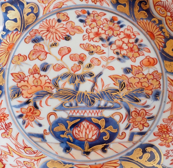 Round Chinese / Japanese porcelain dish, late 18th century