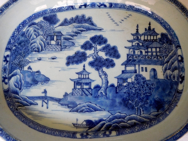 Grand plat creux en porcelaine de Chine, époque XVIIIe siècle, paysage de palais en blanc bleu