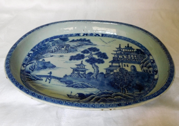 Large Chinese porcelain dish, 18th century, palace landscape