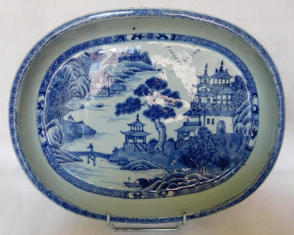 Grand plat creux en porcelaine de Chine, époque XVIIIe siècle, paysage de palais en blanc bleu