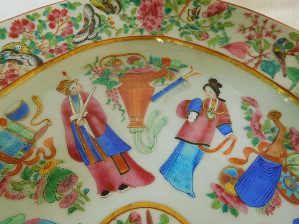 Grand plat ovale en porcelaine de Canton, époque XIXe - 40cm x 33cm