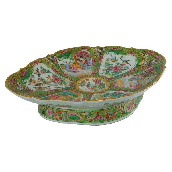 Grand plat ovale sur piédouche en porcelaine de Canton, époque XIXe - 36,5cm x 27,5cm