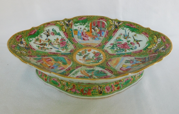 Grand plat ovale sur piédouche en porcelaine de Canton, époque XIXe - 36,5cm x 27,5cm