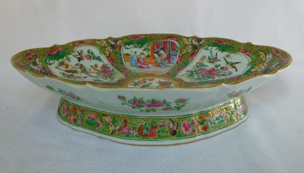 Grand plat ovale sur piédouche en porcelaine de Canton, époque XIXe - 36,5cm x 27,5cm