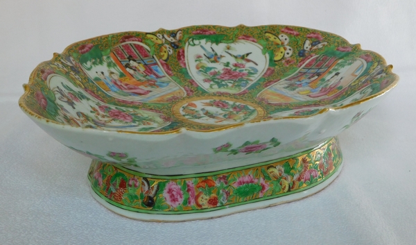 Grand plat ovale sur piédouche en porcelaine de Canton, époque XIXe - 36,5cm x 27,5cm