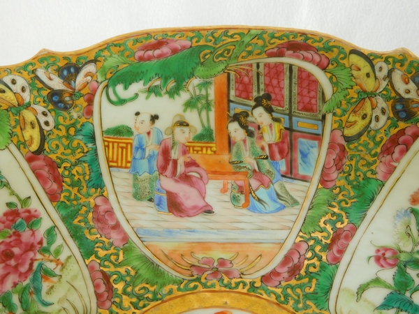 Grand plat ovale sur piédouche en porcelaine de Canton, époque XIXe - 36,5cm x 27,5cm