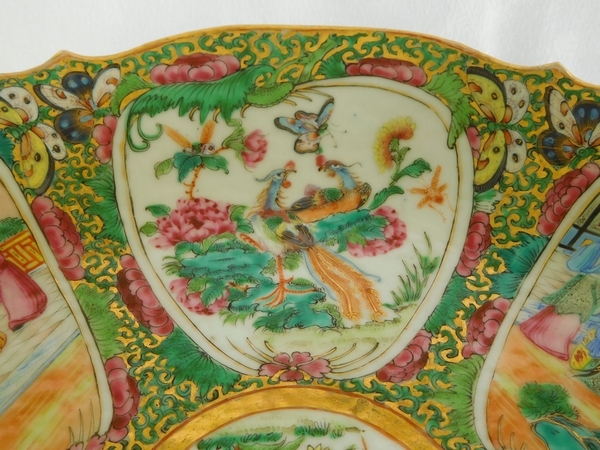 Grand plat ovale sur piédouche en porcelaine de Canton, époque XIXe - 36,5cm x 27,5cm