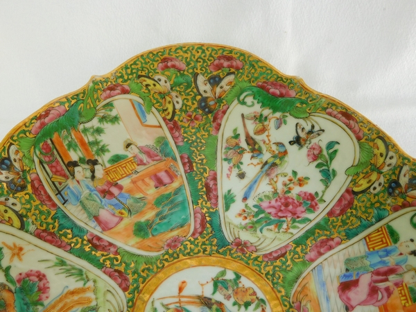 Grand plat ovale sur piédouche en porcelaine de Canton, époque XIXe - 36,5cm x 27,5cm