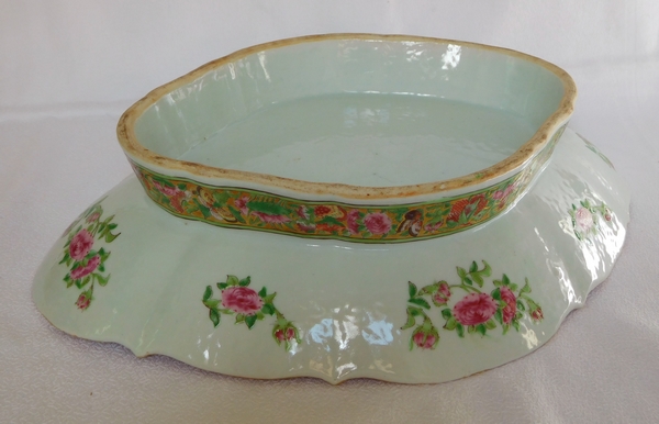 Grand plat ovale sur piédouche en porcelaine de Canton, époque XIXe - 36,5cm x 27,5cm