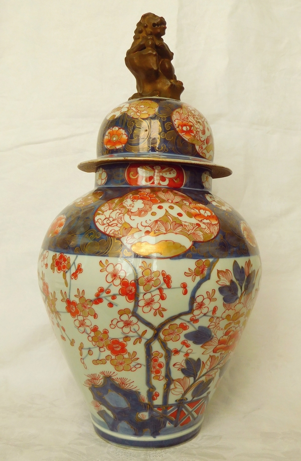 Grande potiche (pied de lampe) en porcelaine Imari fin XIXe bleue, rouge et or - 51cm