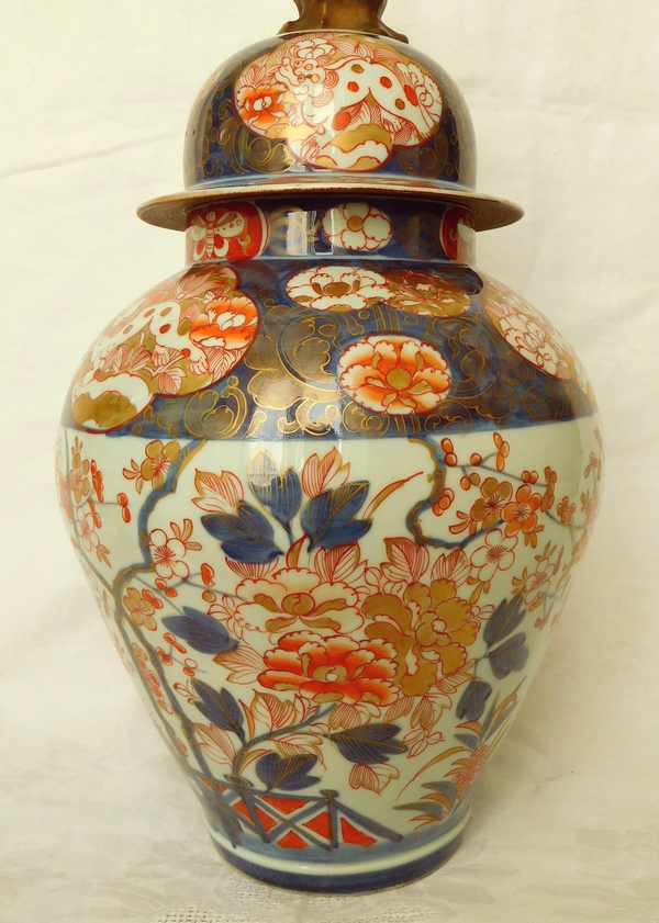 Grande potiche (pied de lampe) en porcelaine Imari fin XIXe bleue, rouge et or - 51cm