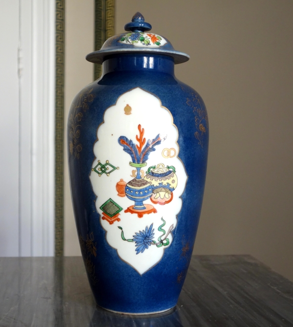 Potiche en porcelaine de Chine fond bleu - début XXe siècle - 29cm