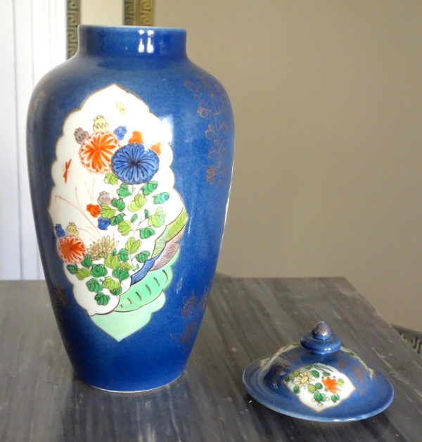 Potiche en porcelaine de Chine fond bleu - début XXe siècle - 29cm