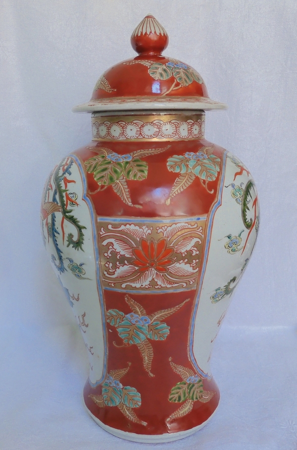 Grande potiche en porcelaine de Chine d'époque XIXe, décor au phoenix rouge et or