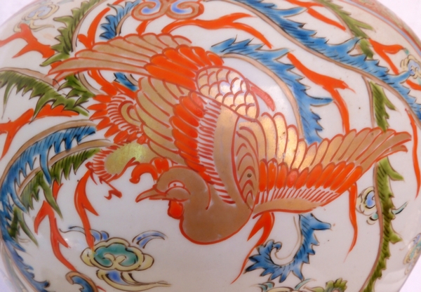 Grande potiche en porcelaine de Chine d'époque XIXe, décor au phoenix rouge et or