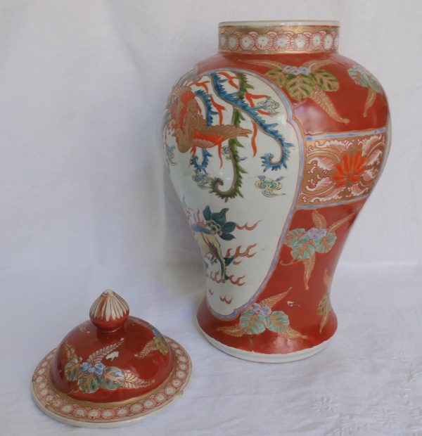 Grande potiche en porcelaine de Chine d'époque XIXe, décor au phoenix rouge et or