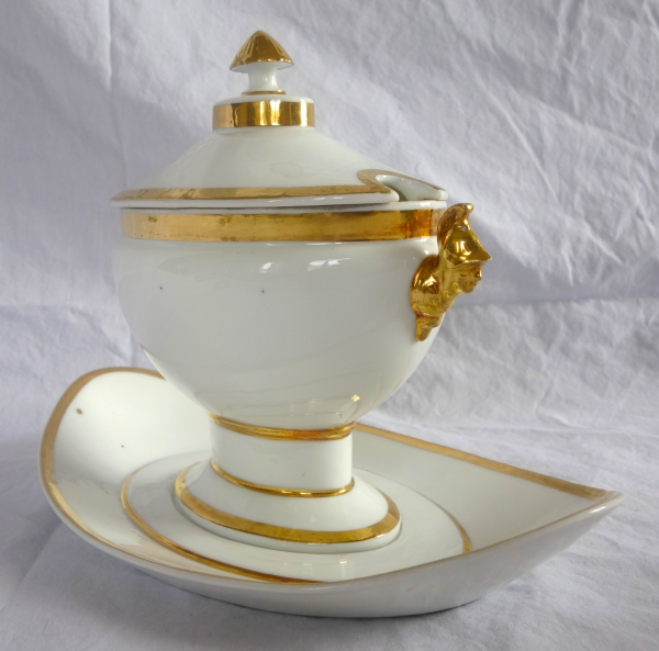 Nast : saucière d'époque Empire aux bustes d'Athena - porcelaine Paris dorée à l'or fin