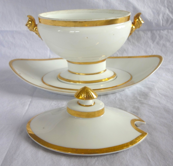 Nast : saucière d'époque Empire aux bustes d'Athena - porcelaine Paris dorée à l'or fin
