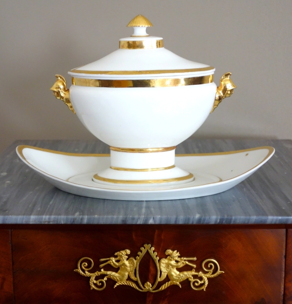 Nast : saucière d'époque Empire aux bustes d'Athena - porcelaine Paris dorée à l'or fin