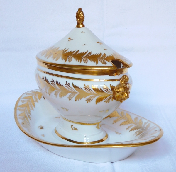 Locré : saucière en porcelaine d'époque Empire rehaussée à l'or fin