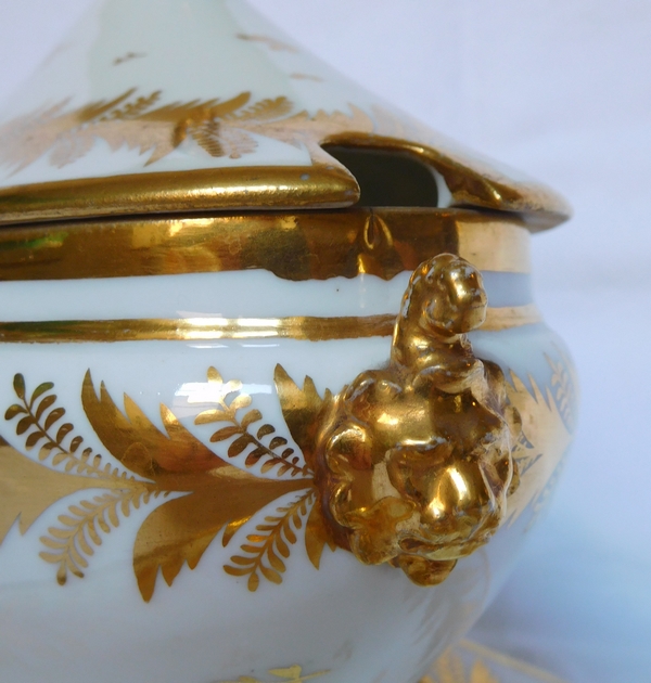 Locré : saucière en porcelaine d'époque Empire rehaussée à l'or fin