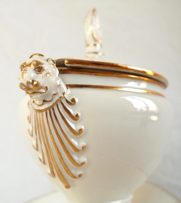 Nast : Empire porcelain gravy boat enhanced with fine gold - early 19th century