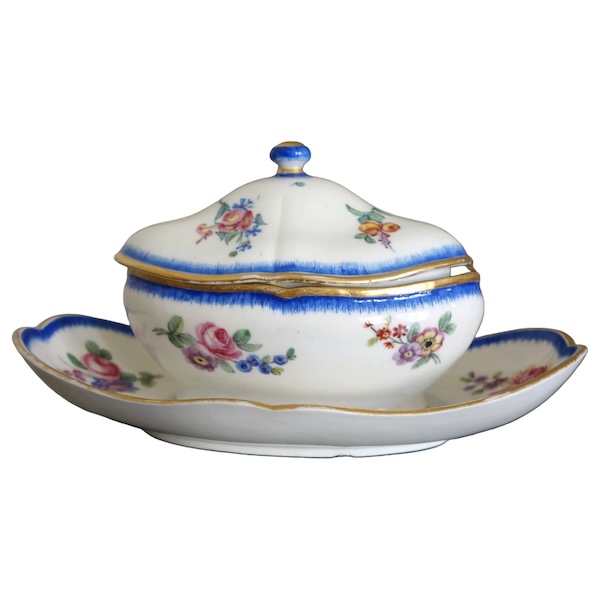 Manufacture de Sèvres : pot à sucre saucière en porcelaine, époque Louis XVI - signé, daté 1777