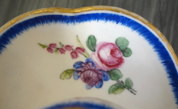 Manufacture de Sèvres : pot à sucre saucière en porcelaine, époque Louis XVI - signé, daté 1777