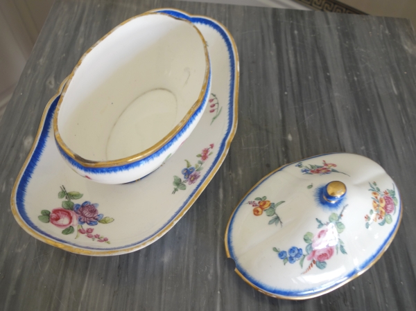 Manufacture de Sèvres : pot à sucre saucière en porcelaine, époque Louis XVI - signé, daté 1777