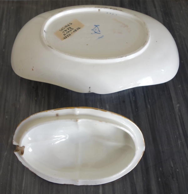 Manufacture de Sèvres : pot à sucre saucière en porcelaine, époque Louis XVI - signé, daté 1777