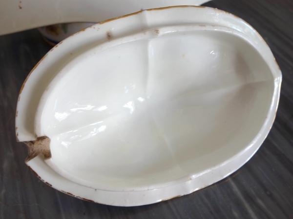 Manufacture de Sèvres : pot à sucre saucière en porcelaine, époque Louis XVI - signé, daté 1777