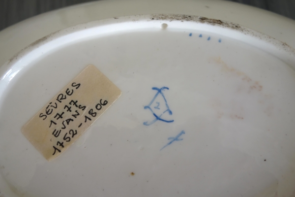 Manufacture de Sèvres : pot à sucre saucière en porcelaine, époque Louis XVI - signé, daté 1777