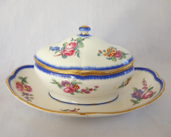 Manufacture de Sèvres : pot à sucre saucière en porcelaine, époque Louis XVI - signé, daté 1777