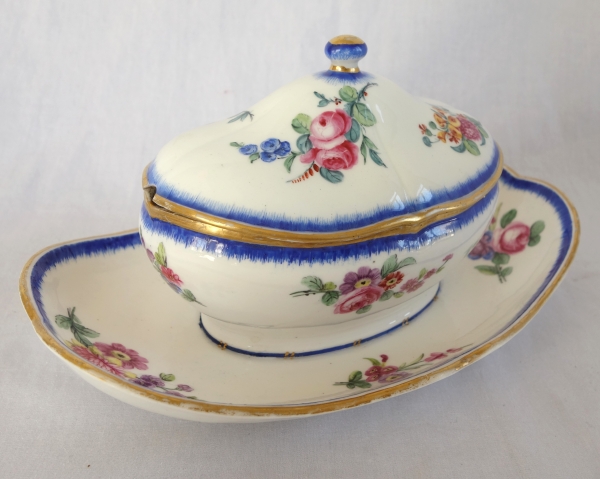 Manufacture de Sèvres : pot à sucre saucière en porcelaine, époque Louis XVI - signé, daté 1777