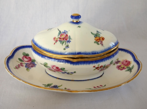Manufacture de Sèvres : pot à sucre saucière en porcelaine, époque Louis XVI - signé, daté 1777
