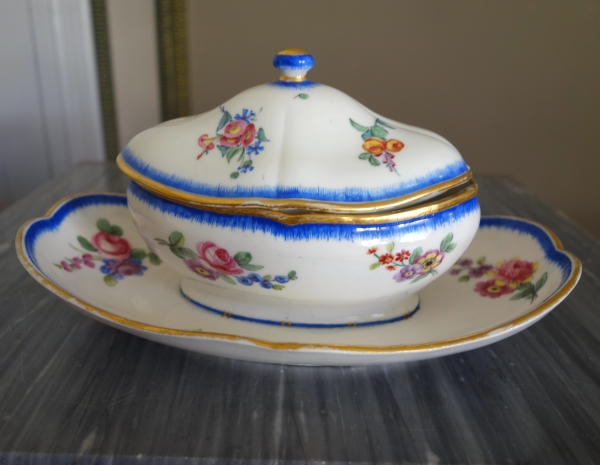 Manufacture de Sèvres : pot à sucre saucière en porcelaine, époque Louis XVI - signé, daté 1777