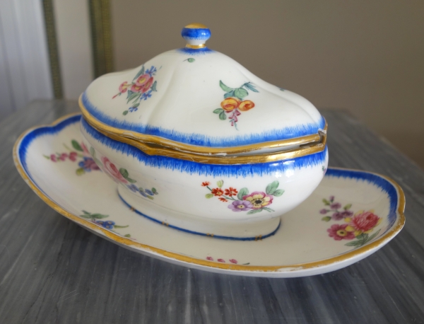 Manufacture de Sèvres : pot à sucre saucière en porcelaine, époque Louis XVI - signé, daté 1777