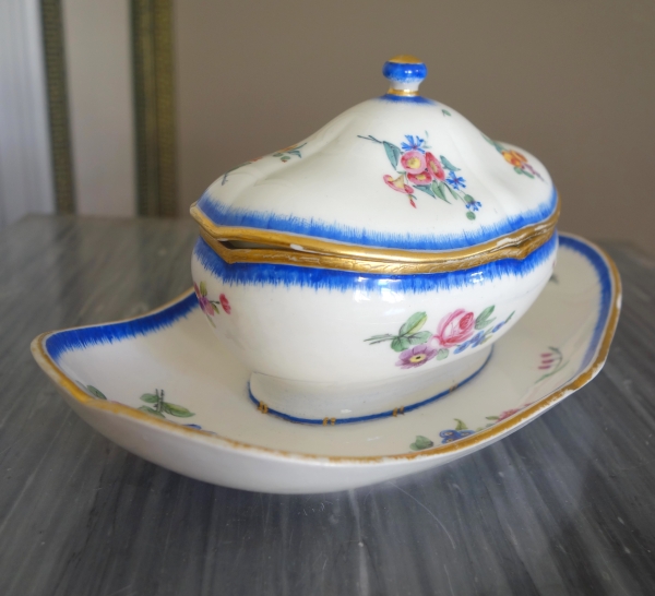 Manufacture de Sèvres : pot à sucre saucière en porcelaine, époque Louis XVI - signé, daté 1777
