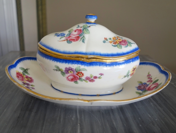 Manufacture de Sèvres : pot à sucre saucière en porcelaine, époque Louis XVI - signé, daté 1777