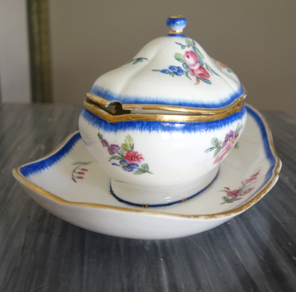 Manufacture de Sèvres : pot à sucre saucière en porcelaine, époque Louis XVI - signé, daté 1777