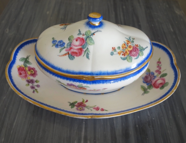 Manufacture de Sèvres : pot à sucre saucière en porcelaine, époque Louis XVI - signé, daté 1777