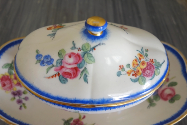 Manufacture de Sèvres : pot à sucre saucière en porcelaine, époque Louis XVI - signé, daté 1777