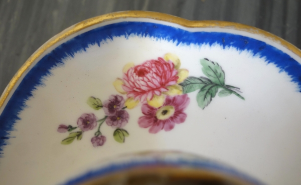 Manufacture de Sèvres : pot à sucre saucière en porcelaine, époque Louis XVI - signé, daté 1777