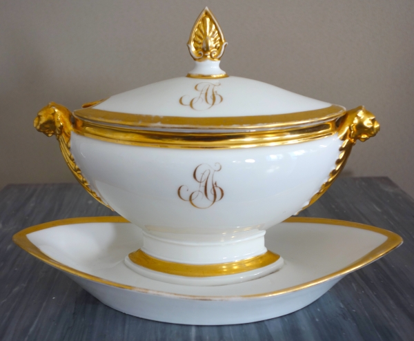 Manufacture Nast : saucière aux têtes de lionnes d'époque Empire - porcelaine de Paris dorée or fin