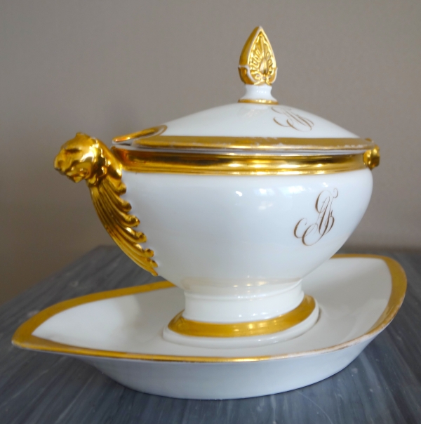 Manufacture Nast : saucière aux têtes de lionnes d'époque Empire - porcelaine de Paris dorée or fin