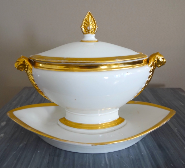 Manufacture Nast : saucière aux têtes de lionnes d'époque Empire - porcelaine de Paris dorée or fin