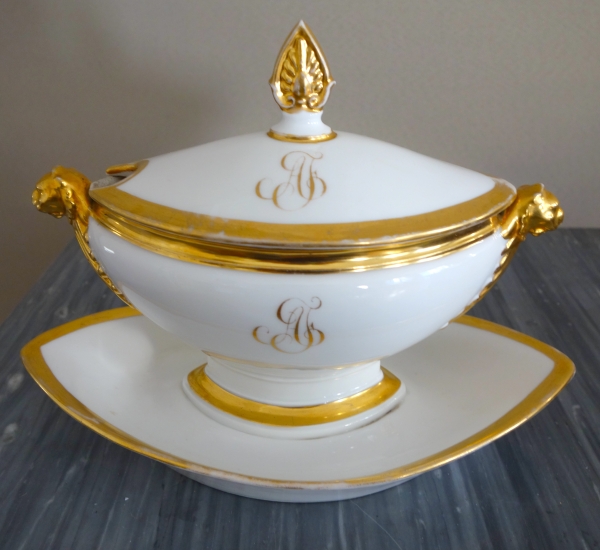Manufacture Nast : saucière aux têtes de lionnes d'époque Empire - porcelaine de Paris dorée or fin