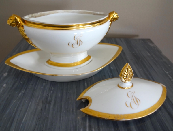 Manufacture Nast : saucière aux têtes de lionnes d'époque Empire - porcelaine de Paris dorée or fin
