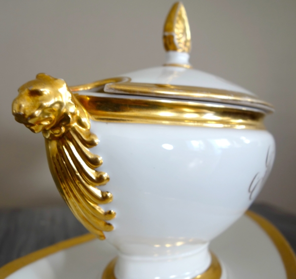Manufacture Nast : saucière aux têtes de lionnes d'époque Empire - porcelaine de Paris dorée or fin