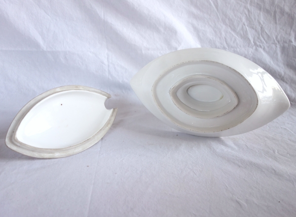 Manufacture Nast : saucière aux têtes de lionnes d'époque Empire - porcelaine de Paris dorée or fin